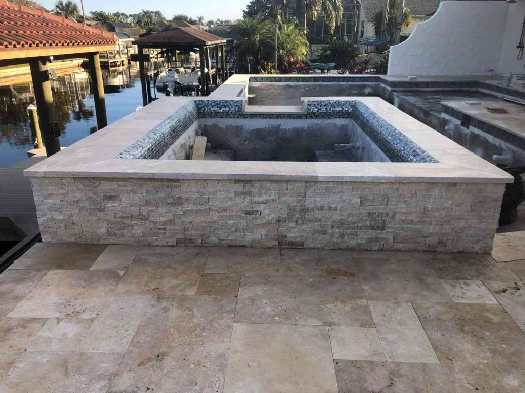Raised spa with rolled edges